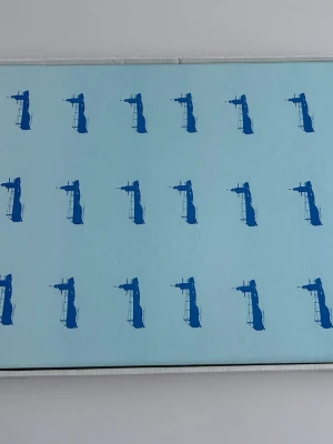 Ubåtsjakten brädspel - Ubåtsjakten är ett klassiskt brädspel med färgglad spelplan i blått, rött och vitt. Spelet har marina illustrationer och handlar om att jaga ubåtar. Perfekt för spelkvällar med vänner eller familj. skick syns på fotona. Årets spel 1984 🌟