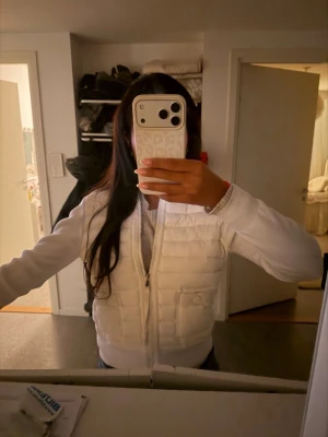 Vit cardigan från Moncler - Säljer en snygg vit/cremevit cardigan från Moncler, den är som ny. Inga fläcker eller defekter. Storlek xs💗🩷💕
