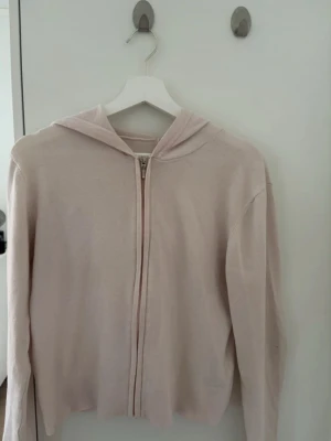 Ljusrosa hoodie med dragkedja Gina Tricot - Säljer en ljusrosa hoodie från Gina Tricot i storlek 170. 