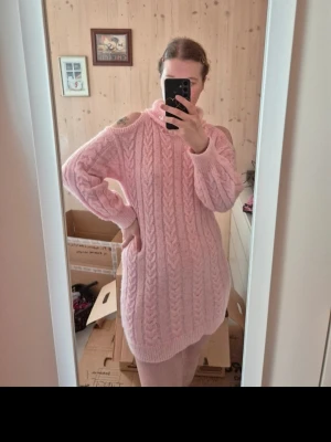 Rosa kabelstickad tröjklänning SHEIN - Mysig rosa kabelstickad tröjklänning från SHEIN i storlek M. Modell med långa ärmar och bred ribbad mudd vid ärmslut och nederkant. Stickad i mjukt material.