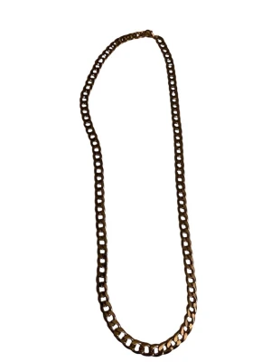 Silverfärgat kedjehalsband - Snyggt halsband i silverfärgad metall med breda, platta länkar i klassisk kedjedesign. Perfekt för att ge din outfit en trendig och stilren touch. Halsbandet har en glansig finish och känns rejält men ändå smidigt runt halsen.