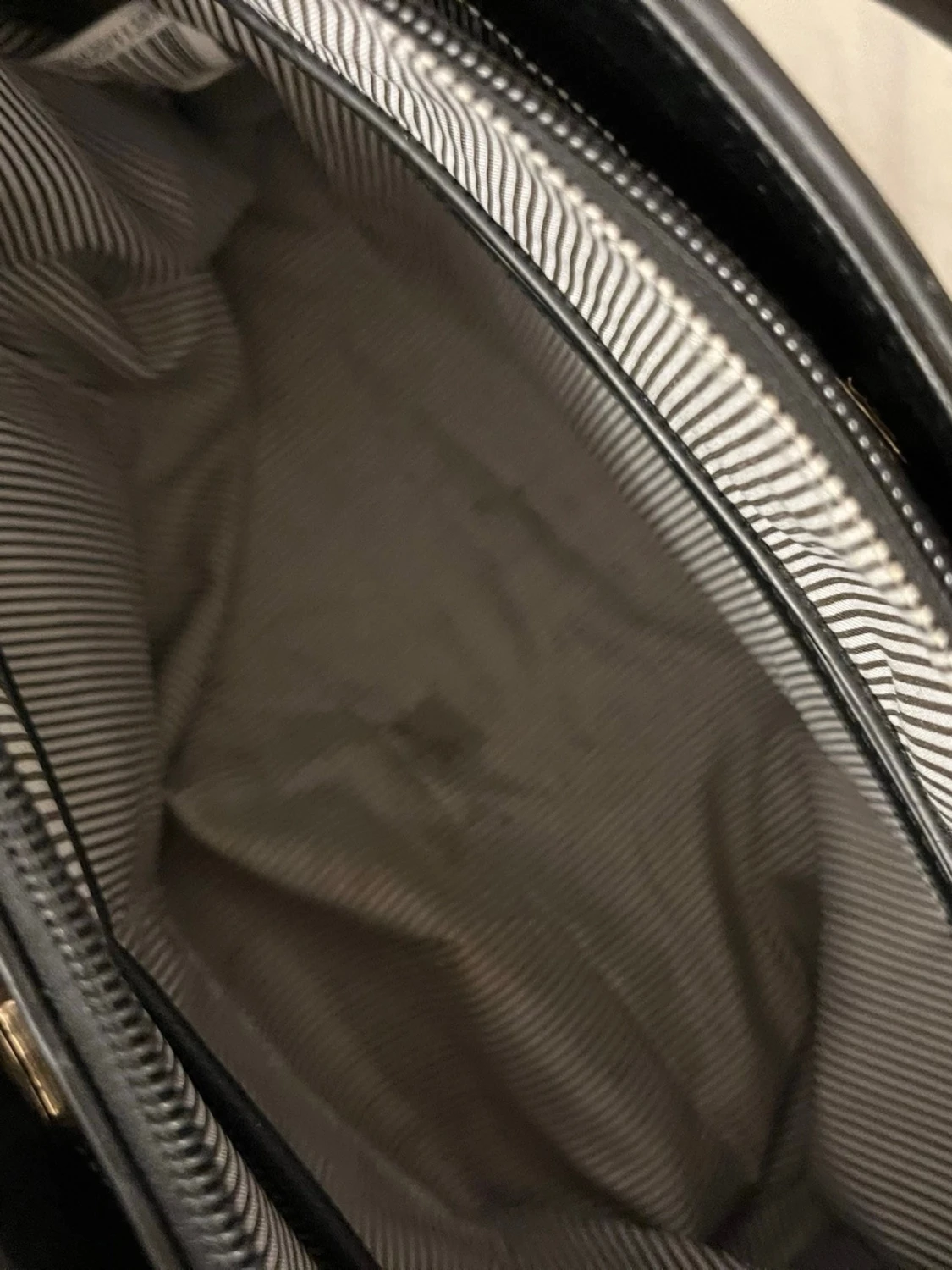 Svart handväska med gulddetaljer - 2