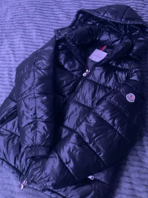  Moncler Maya - Moncler Maya med Nfc tag. Perfekt för kalla dagarna och riktigt snygg. Pris är lite diskuterbart vid snabb affär🤗