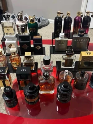 Två parfymer byte - Stor samling exklusiva parfymer från märken som Dior, Tom Ford, Chanel och Amouage. Flakongerna är i glas med olika former och färger, många med svarta, guldiga eller genomskinliga detaljer. Perfekt för dig som älskar lyxiga dofter och snygg design.