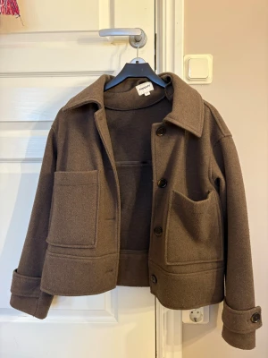 Brun overshirt från Kappahl XS - Jättefin kappa ifrån Kappahl💕 Säljer då den inte kommer till användning längre💕