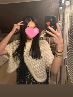 Stickad bolero - Superfin vit stickad bolero. Passar till allt men kommer tyvärr inte till användning hos mig🩷 Nypris 599kr. Superbra material. Skriv för fler bilder eller prisförslag🩷