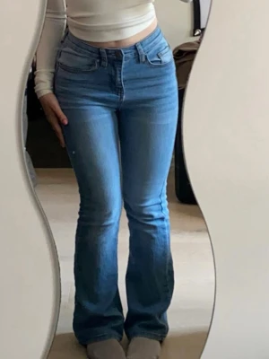 Ljusblåa bootcut jeans med flap pockets - Ljusblå bootcut/flare jeans med flap pockets. Sitter tajt över höfter och lår och går ut lite nedtill. Är 150 cm lång. De är stretchiga och bekväma 💓