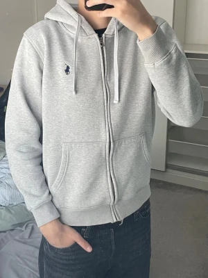 Ralph lauren zip hoodie - Grå zip hoodie från Ralph lauren. Storlek M men sitter mer som S.