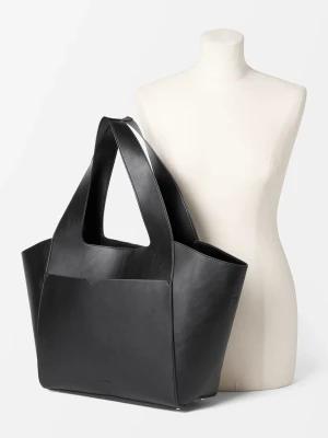 Carin Wester sanya tote bag - Säljer en Carin Wester tote bag som endast används 2 gånger. Väldigt rymlig och supersnygg till det mesta🩷 nypris: 499kr