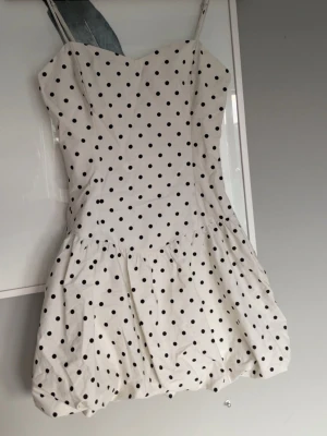 prickig klänning - Säljer denna såå snygga klänning från bershka eftersom den ej kommer till användning. Den är aldrig använd med prislappen kvar!! Perfekt till sommaren💕💕