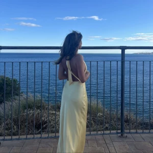 Ljusgul balklänning  - Superfin ljusgul långklänning med elegant hög hals och ärmlös design. Klänningen har en mjuk, flowy passform som ger en lyxig känsla och passar perfekt till speciella tillfällen. Materialet känns svalt och lätt mot huden. Den är använd en gång💗skriv för mått eller frågor🥰🥰