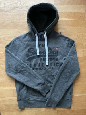 Superdry hoodie - Riktigt fet och skön hoodie Storlek M Pris går att diskutera Fråga mig om ni har funderingar