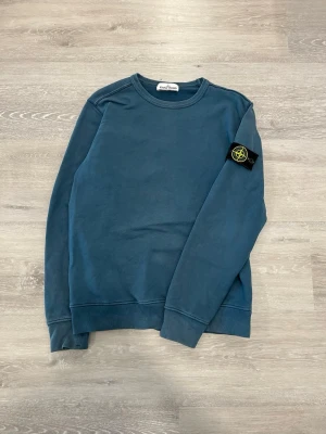 Stone Island Sweatshirt – Size L - Selling this clean and stylish Stone Island sweatshirt in excellent condition ✨ It has been worn only a few times, so it’s still very clean, well‑kept, and looks great. The item is 100% authentic, complete with the original sleeve badge.  Size: L Color: Blue 🔵  Measurements:  Length: 67 cm Width (pit to pit): 54 cm  I will ship it immediately after purchase 📦💨