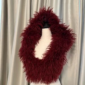 Jaded London fluffig topp med huva - Supersnygg vinröd bolerotopp med fluffig, pälsliknande textur. Toppen är öppen baktil och har en croppad passform som ger en cool statement-look. Perfekt för dig som vill sticka ut och addera något extra till outfiten. Storlek S/M