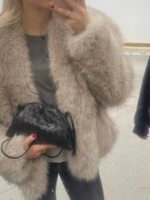 Beige pälsjacka - Säljer denna trendiga fuskpälsjackan ifrån Zara, jättebra skick.  Jackan har en lyxig look. Passar dig som vill ha en trendig jacka med statement-känsla. Nypris: 1200kr