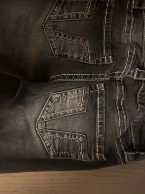 Svarta bootcut jeans med kontrastsömmar - Säljer ett soprent par svarta bootcut jeans med fina fickor