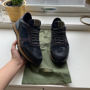 Valentino rockrunner - Säljer nu dessa galet snygga valentino rockrunners. Dessa är de mest eftertraktade skorna nu till vintern! Skick 9/10. Hör av er vid funderingar!