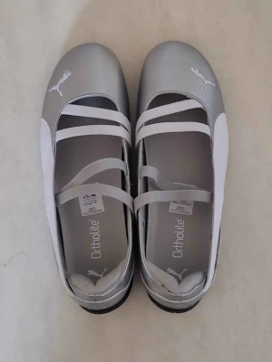 Puma ballerina skor med remmar silver/white - Säljer dessa otrolig fina skor då jag har köpt fel storlek. Endast provat så skicken på den är som ny. Dock en lite släppt söm (se bild 3). Men går att fixa. Köpt från Zalando.