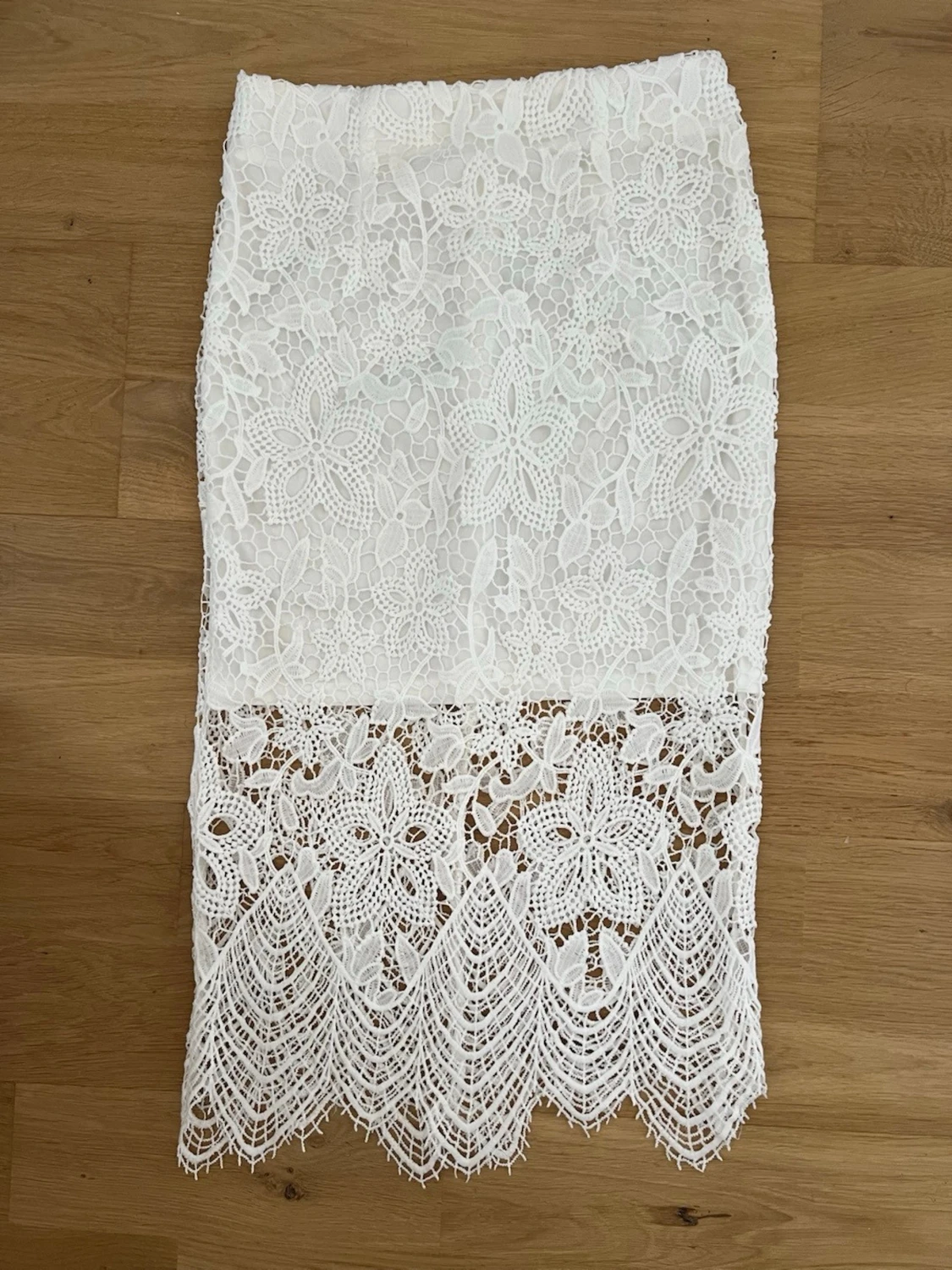 Vit spetskjol med blommigt mönster