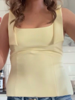 Ljusgul Zara topp!! - Så fin ljusgul topp från Zara i stl S!🫰🫰perfekt nu till våren och sommaren☀️🌸använd endast 1 gång!