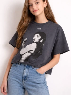 H&M Ariana Grande T-shirt 146/152 svart – bra skick - Cool svart t-shirt med stort grafiskt tryck av Ariana Grande på framsidan. T-shirten har en croppad passform och är gjord i mjuk bomull. Perfekt för dig som gillar statement-plagg och vill visa din stil.