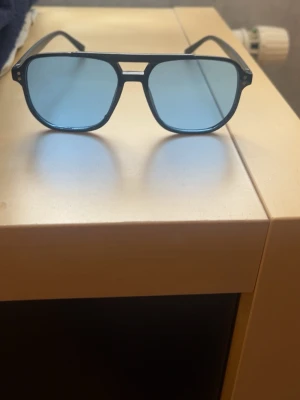 Svarta/blåa solglasögon  - Helt nya