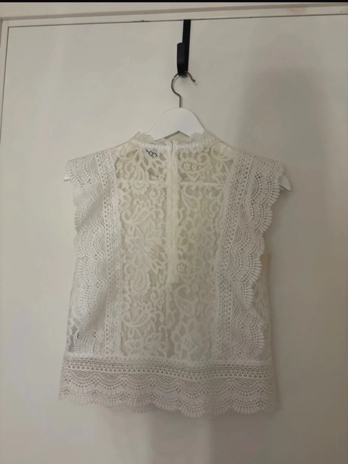 Vit spetsblus med volangdetaljer - 2