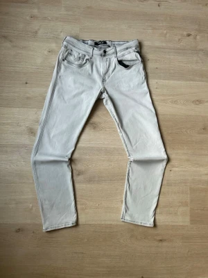 Beiga / Vita Replay Anbass Hyperflex Jeans W33 L32 - Fina Replay Jeans i beige färg. Jeansen är i mycket bra skick och sparsamt använda. |  Äkta som allt annat jag säljer! ✅ |  Storlek: W33 | Skick: Mycket Bra Skick - Liten fläck och bakpatchen lite förstörd (SE SISTA BILD) | Färg: Beige | Märke: Replay | Modell: Jeans |  Hör gärna av dig vid frågor så svarar jag så fort jag kan! 😁|  #jeans #grisch #archive #man #herr #replay #W33 #beige  #L32  #slim  (Sku - 36)