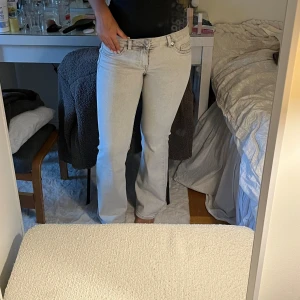 Flare jeans med lågmidja - Populära jeansen från h&m i ljusgrå, super snygga. Lågmidjade!