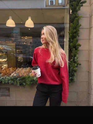 Röd stickad tröja - En enkel och snygg röd stickad tröja med bred halsringning och långa ärmar. Aldrig använd, ny med prislapp