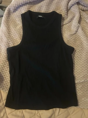 Svart linne - Svart ribbstickat linne topp från Bik Bok.  Perfekt för att styla med jeans, kjol eller shorts. Varsamt använd! 