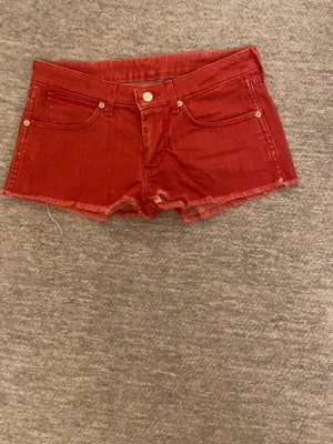 Röda low waist jeansshorts  - Säljer super snygga röda jeansshorts från wrangler säljer då jag redan har så mycket shorts!! Super söta och passar mig som är xs-s ☺️☺️ 