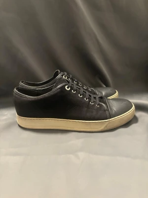 Lanivns - Säljer ett par lanvin cap toe. Har även dustbag men tyvärr ingen box. Skriv om du har fler frågor 🥰