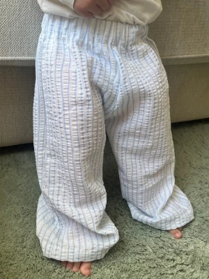 Barnbyxor  - Byxor som jag sytt helt själv!😊 Passar 9-12m/80. Finns fler byxor och andra kläder på min hemsida EmanuelDsgn.com!  Allt är handgjort🫶🏻 Skriv om ni önskar annan strl