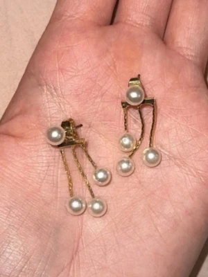 Pärlörhängen i guldfärg - Fina pärlörhängen i guldfärg. 