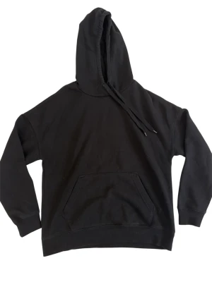 Svart hoodie  - Säljer en klassisk svart hoodie från FBsister i storlek XS men upplevs som oversized (för tjejer). Passar till både tjejer och killar, mjuk och bekväm och perfekt för vardagen 