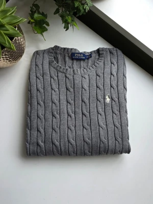 Ralph Lauren cable knit stickad tröja - Supersnygg stickad tröja från Ralph Lauren. Skriv om du undrar något! ❤️‍🔥