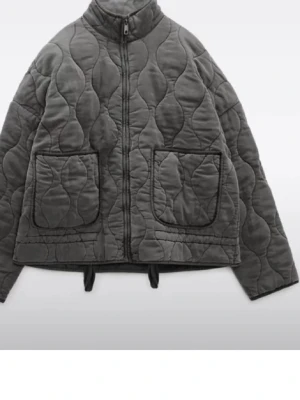 Zara jacka - säljer min jättesnygga Zara jacka, köptes våren 2025 och använd ett fåtal gånger💞 köptes för 959 i butik men pris kan diskuteras!!