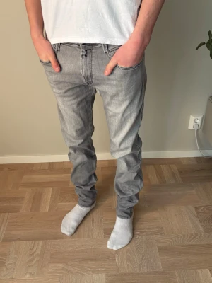 Replay anbass jeans  - Säljer dessa sjukt fina replay anbass. Nyskick, storlek W34. Neutrala och stiliga. Han på bild är 184 cm lång. Hör av er för eventuella frågor eller funderingar! 
