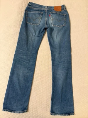Levi’s 501 - 28/32 - Galet schyssta byxor från Levi’s! | Mycket bra skick! Använd fåtal gånger endast! | Storlek: 28/32 | Nypris: 1249 kr | Perfekta till våren! 🌿 | 10% vid köp av 2 varor! | Vid frågor eller funderingar finns jag i DM! 📩 Mvh CVB Closet 
