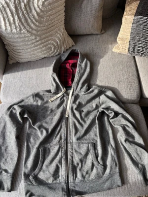 Grå zip-hood Hub Polo röd-rutig huva - Säljer en grå hoodie från polo 