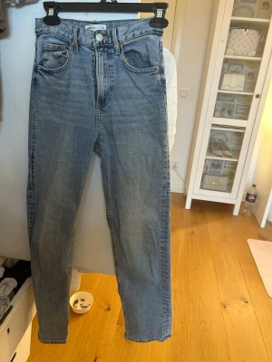Blå raka jeans från Gina Tricot - Säljer ett par klassiska blå jeans från Gina Tricot med rak passform och hög midja. Pris kan diskuteras vid snabb affär.
