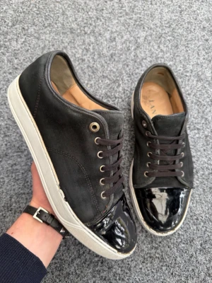 Lanvin uk8 svart - Säljer dessa sjukt feta svarta lanvins! Size uk8 som motsvarar 42-43! Perfekta vår och sommarskor! Nypris 5000kr. Skick 7/10 som bilderna! Hör av dig vid intresse! Mvh 😄🤩