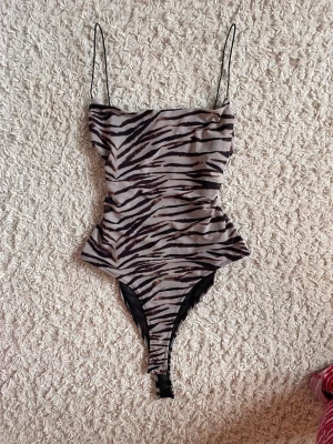 Zebra body - Body från zara som köptes här på plick. Jag sjölc har aldrig använt den. Det sitter tajt på mig som S men på lappen står det L vilket jag skulle påstå💓💓