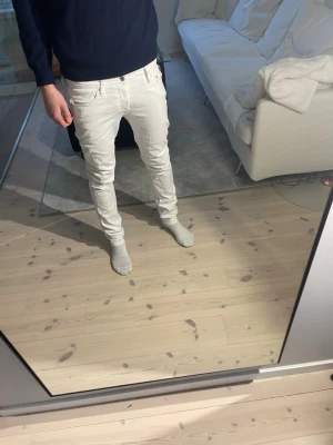 Vita jeans från Jack and jones - Vita jeans | Storlek 30/34 | Mycket bra skick | billigare pris vid köp av fler jeans på min profil | Skriv till mig vid frågor📩