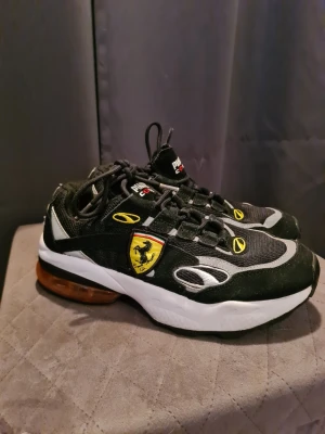 Puma X Ferrari Sneakers - I gott använt skick. Storlek 42. Det finns ett litet slitage på "hälen" på en utav skorna. Se sista bild. 