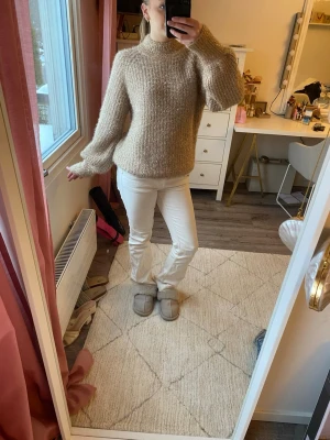 Beige stickad tröja med hög krage - En ”vanlig” stickad tröja med lite extra ✨en subtil utstickande tröja, skit bra om man har en tråkig dag i skolan. Knappt använd av mig.