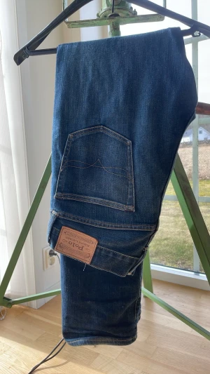 Mörkblå jeans från Polo Ralph Lauren - Snygga mörkblå jeans från Polo Ralph Lauren med klassisk femficksmodell och raka ben.  Goa fade både fram och bak, strl 30/34 men passar även som 30/32 och 31/32