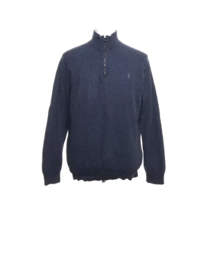 Mörkblå stickad tröja från Polo Ralph Lauren - Mörkblå stickad tröja med halv dragkedja och hög krage. Tröjan har långa ärmar och ribbade muddar vid ärmslut och nederkant. Enkel och stilren design, perfekt för lager på lager. Liten broderad logga på bröstet. Tröjan sitter mer som M än L enligt mig 