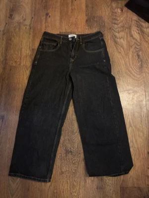 BDG jeans - Säljer ett par svarta raka jeans från BDG Urban Outfitters. Jeansen har klassisk femficksdesign, hög midja och raka ben. Tillverkade i kraftigt denimtyg med kontrastsömmar. Perfekta för en avslappnad och trendig look.